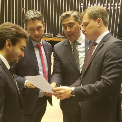 Deputado federal Lucas Redecker (PSDB) colhe assinaturas para uma frente parlamentar para a extensão da Rodovia do Parque até a RS-240, em Portão.