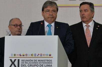 Colombias Foreign Minister Carlos Holmes Trujillo (C), flanked by counterparts Jorge Faurie (L) of Argentina and Roberto Ampuero of Chile, offers a statement during the 11th Lima Group meeting in Bogota, on February 25, 2019. - US Vice President Mike Pence passed on a message from Donald Trump to Venezuelas opposition leader Juan Guaido on Monday, telling him we are with you 100 percent. Pence and Guaido met in Colombias capital during a meeting of regional allies to discuss their next move in response to the crisis in Venezuela. (Photo by Diana SANCHEZ / AFP)