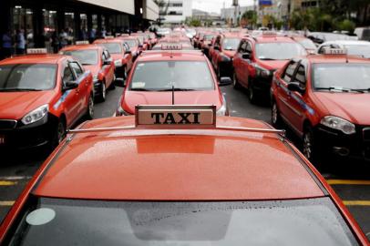  PORTO ALEGRE, RS, BRASIL, 25-02-2019: Táxis na Estação Rodoviária de Porto Alegre. Os motoristas reclamam da volta da Taxa de Gerenciamento Operacional (TGO). Na semana passada, a categoria se mobilizou em protesto. (Foto: Mateus Bruxel / Agência RBS)