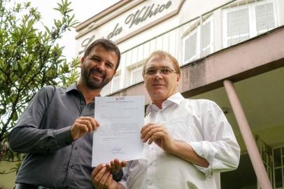 Deputado estadual Neri, o Carteiro (SD), com Valdir Costella, coordenador do Lar da Velhice São Francisco de Assis, em Caxias do Sul. 