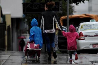  CAXIAS DO SUL, RS, BRASIL, 12/02/2019Termômetros marcando 22ºc em Caxias, com neblina e chuva fina.