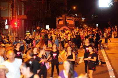  CAXIAS DO SUL, RS, BRASIL, 20/02/2019. Ensaio do desfile cênico da Festa da Uva 2019. Figurantes treinaram coreografia na praça Dante Alighieri enquanto alguns carros alegóricos desfilaram pela Sinimbu. (Porthus Junior/Agência RBS)