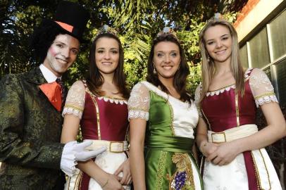  Soberanas da Fenavinho Brasil 2011, de Bento Gonçalves. Na foto da E p/ D: Bouvier, princesa Gabriela Bottega, 20, imperatriz Kelly Scanagata, 23 e a princesa Carine Pedrotti, 23.