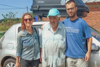 Jornalistas da expedição Crônicas na Bagagem encontram Pepe Mujica no Uruguai