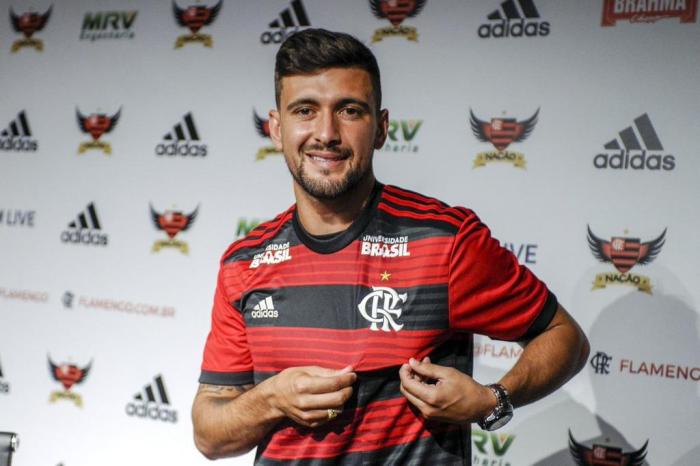 Novo jogador do Flamengo entra para a lista das maiores contratações da  história do futebol brasileiro