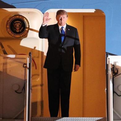 US President Donald Trump waves after arriving at Noi Bai airport for the US-DPRK summit in Hanoi on February 26, 2019. - North Korean leader Kim Jong Un and US President Donald Trump arrived in Hanoi on February 26, ahead of a second summit closely watched for concrete steps to dismantle Pyongyangs nuclear programme. (Photo by KHAM / POOL / AFP)