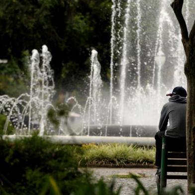  CAXIAS DO SUL, RS, BRASIL, 26/02/2019Manhã nublada com termômetros marcando 15 graus no centro de Caxias. (Lucas Amorelli/Agência RBS)