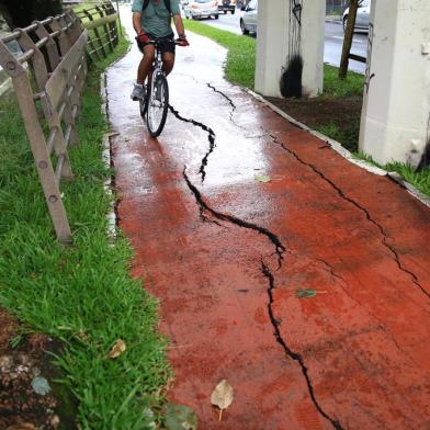  PORTO ALEGRE, RS, BRASIL - Ciclovia na Ipiranga na altura do número 585 entre as ruas Múcio Teixeira e Getúlio Vargas apresenta uma enorme rachadura.Indexador: Jefferson Botega