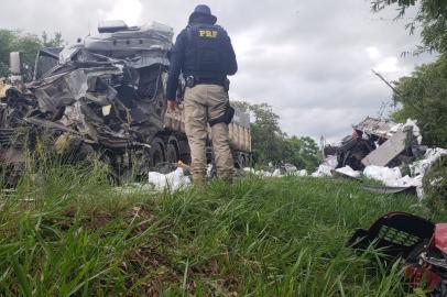 Acidente entre três caminhões e um carro