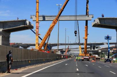  Porto Alegre, RS. Bloqueio e obras na Freeway, para colocação das vigas na nova ponte do rio Guaíba. Fotos Júlio Cordeiro. Ag RBS  23/02/2019