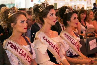 Milena Remus Caregnato (E), rainha Maiara Perottoni (rainha, ao centro) e Viviane Piamolini Gaelzer (D) na abertura da FEsta da Uva 2019. Não foram para o palco. Ficaram na plateia. 