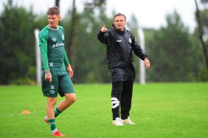  CAXIAS DO SUL, RS, BRASIL, 25/02/2019. Treino do Juventude que se prepara para segundo jogo na Copa do Brasil 2019. Na foto, técnico Luiz Carlos Winck. (Porthus Junior/Agência RBS)Indexador: Felipe Nyland                   