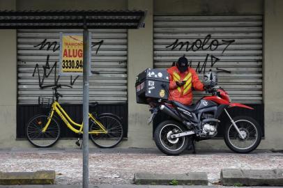 PORTO ALEGRE, RS, BRASIL, 26-02-2019: Bicicleta da Yellow, sem estação, liberada para uso por aplicativo, estacionada na avenida Venâncio Aires. (Foto: Mateus Bruxel / Agência RBS)