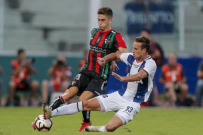  Chiles Palestino defender Guillermo Soto vies for the ball with Argentinas Talleres de Cordoba midfielder Tomas Pochettino during their Copa Libertadores football match at Mario Alberto Kempes Stadium in Cordoba, Argentina on February 20, 2019. (Photo by DIEGO LIMA / AFP)Editoria: SPOLocal: CórdobaIndexador: DIEGO LIMASecao: soccerFonte: AFPFotógrafo: STR