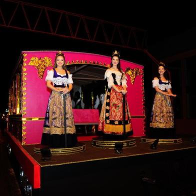  CAXIAS DO SUL, RS, BRASIL, 26/02/2019. 32ª Festa Nacional da Uva - primeiro desfile cênico musical da Festa da Uva 2019, que acontece na rua Sinimbu. (Porthus Junior/Agência RBS)