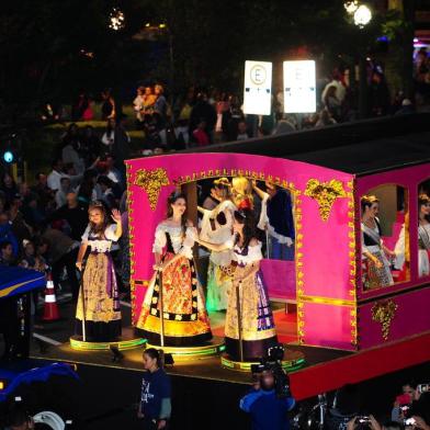  CAXIAS DO SUL, RS, BRASIL, 26/02/2019. 32ª Festa Nacional da Uva - primeiro desfile cênico musical da Festa da Uva 2019, que acontece na rua Sinimbu. (Porthus Junior/Agência RBS)