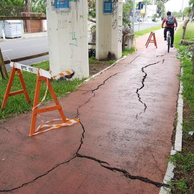 ciclovia , interditada , interdição , ciclista , avenida , ipiranga , avenida ipiranga , arroio , dilúvio , arroio dilúvio , porto alegre , rachadura , rachaduras , fenda , fendas , perigo , risco , queda , bicicleta