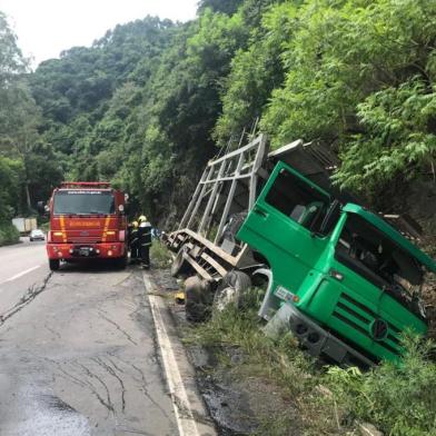 Um homem ainda não identificado morreu no final da manhã desta quarta-feira (27) em uma colisão no km 48 da ERS-122, em Farroupilha.