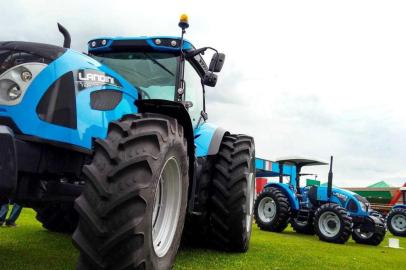 A Landini Brasil, fábrica de tratores italiana que está no Brasil há quase cinco anos, estreia sua participação na Expodireto Cotrijal, feira que ocorrerá em Não-Me-Toque (RS) de 11 a 15 de março, anunciando a ampliação de 60% da sua capacidade produtiva. As obras já começaram na unidade fabril de Contagem (MG) e integram parte dos US$ 30 milhões previstos pela fábrica para investimentos no Brasil no período 2015-2020.