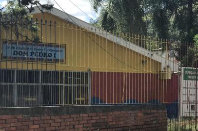 Uma escola totalmente reformada mas que não estará aberta para receber estudantes na próxima quarta-feira, dia 20, quando começam as aulas da rede estadual, por falta de um documento de desinterdição do Corpo de Bombeiros da Capital. NA FOTO: Mães e alunos em frente à escola reformada.