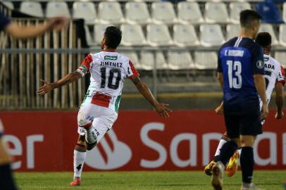  Chiles Palestino midfielder Luis Jimenez (L) celebrates his goal against Argentinas Talleres de Cordoba during a Copa Libertadores football match at San Carlos de Apoquindo Stadium in Santiago, on February 27, 2019. (Photo by CLAUDIO REYES / AFP)Editoria: SPOLocal: SantiagoIndexador: CLAUDIO REYESSecao: soccerFonte: AFPFotógrafo: STR