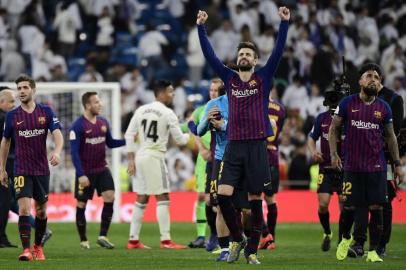  Barcelonas Spanish defender Gerard Pique and teammates celebrate their win at the end of the Spanish Copa del Rey (Kings Cup) semi-final second leg football match between Real Madrid and Barcelona at the Santiago Bernabeu stadium in Madrid on February 27, 2019. (Photo by JAVIER SORIANO / AFP)Editoria: SPOLocal: MadridIndexador: JAVIER SORIANOSecao: soccerFonte: AFPFotógrafo: STF