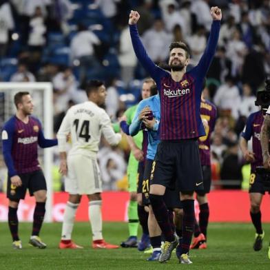  Barcelonas Spanish defender Gerard Pique and teammates celebrate their win at the end of the Spanish Copa del Rey (Kings Cup) semi-final second leg football match between Real Madrid and Barcelona at the Santiago Bernabeu stadium in Madrid on February 27, 2019. (Photo by JAVIER SORIANO / AFP)Editoria: SPOLocal: MadridIndexador: JAVIER SORIANOSecao: soccerFonte: AFPFotógrafo: STF