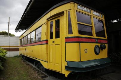  PORTO ALEGRE, RS, BRASIL, 27-02-2019: Bonde desativado serve como Serviço de Atendimento ao Cliente Carris (SACC) na sede da empresa. Mais de 40 anos depois de saírem de circulação, um projeto enviado pelo executivo à Câmara de Vereadores tentou retomar as viagens de bonde na cidade. O foco não era mais o transporte de massa, mas a exploração turística do Centro Histórico. (Foto: Mateus Bruxel / Agência RBS)