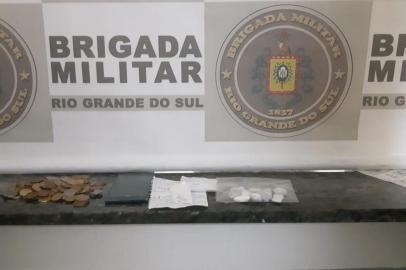 A Brigada Militar de Farroupilha prendeu em flagrante um homem após ele ser flagrado vendendo drogas para um motorista de aplicativo. Ele estava acompanhado de outro homem, que conseguiu fugir.