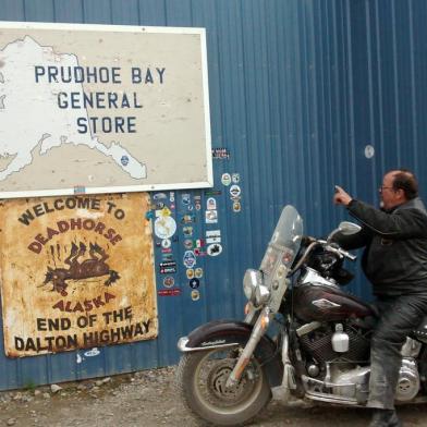 O bancário aposentado Valcir Alberto Couto da Silveira cruzou de moto as Américas, de Ushuaia, na Argentina, ao Alaska.