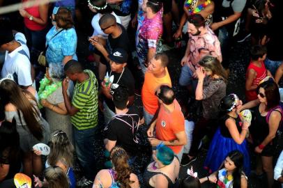  CAXIAS DO SUL, RS, BRASIL, 13/02/2018. Carnaval do Bloco do Zanuzi, no Centro de Caxias, reuniu milhares de foliões na tarde da terça-feira. (Diogo Sallaberry/Agência RBS)