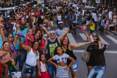  PORTO ALEGRE, RS, BRASIL, 18/02/2017  : Bloco Do Jeito que Ta Vai - Blocos de Carnaval na Cidade Baixa. (Omar Freitas/Agência RBS)Indexador: Omar Freitas