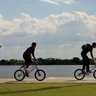  PORTO ALEGRE, RS, BRASIL, 28/02/2019: Movimentação na orla do Guaíba em dia de clima quente e seco na capital. (CAMILA DOMINGUES/AGÊNCIA RBS)