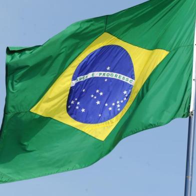  Bandeira do Brasil hasteada na praça dos Músicos antigas Gaitas.