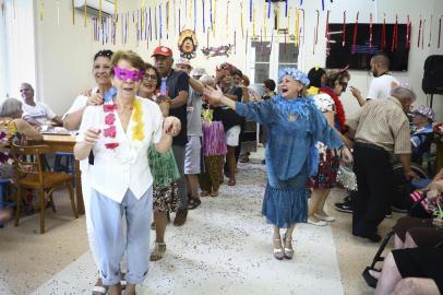  PORTO ALEGRE, RS, BRASIL, 28.02.2019. Baile de carnaval no Asilo Padre Cacique.FOTO: ISADORA NEUMANN/AGÊNCIA RBSIndexador: ISADORA NEUMANN