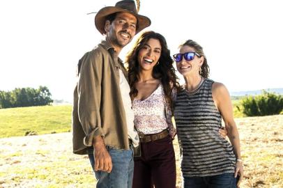 Marcos Palmeira, Juliana Paes e a diretora artística Amora Mautner, da nova novela das nove A Dona do Pedaço, que teve parte de sua trama gravada no Rio Grande do Sul