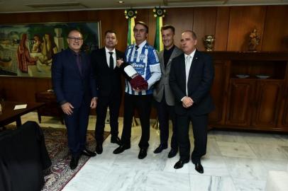  O presidente da República, Jair Bolsonaro, vestiu a camisa do Esportivo no final da tarde desta quinta-feira. Foi em uma visita da comitiva de Bento Gonçalves, liderada pelo presidente do CIC-BG Elton Paulo Gialdi e pelo diretor-geral da ExpoBento Rogério Capoani, em Brasília.