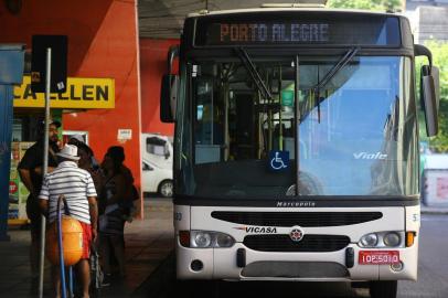  PORTO ALEGRE - Terminal da Vicasa, embaixo do viaduto da Conceição. Troca de horários ônibus para Canoas.  (FOTO: LAURO ALVES)