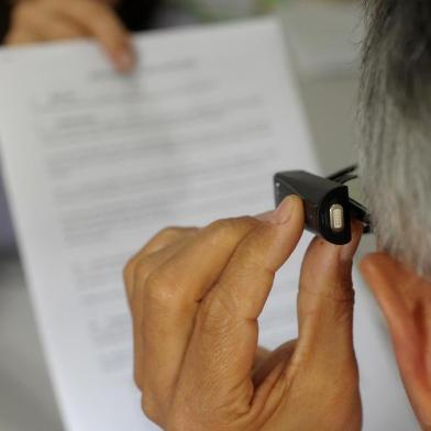 CAXIAS DO SUL, RS, BRASIL, 20/02/2019INAV: Dispositivo de visão artificial que permite que pessoas cegas, compreendam textos e identifiquem objetos.Anildo DallAgnol utiliza o dispositivo de visão artificial ORCAM My Eye. (Lucas Amorelli/Agência RBS)