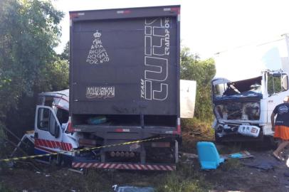 Um acidente entre dois caminhões-baú, uma carreta e uma ambulância deixou uma pessoa morta nesta manhã, na BR-158, em Júlio de Castilhos, no centro do Estado. Conforme a Polícia Rodoviária Federal, a colisão foi numa ponte, próximo do acesso ao município de Tupanciretã, por volta das 8h.   