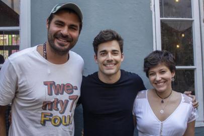 Leitura de roteiro do filme Além de Nós em Porto Alegre, no Von Teese Bar. NA FOTO: Thiago Lacerda, Miguel Coelho e Duda Meneghetti.