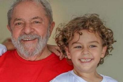 Arthur Araújo Lula da Silva, neto do ex-presidente Lula,  morreu nesta sexta-feira (1º) em São Paulo, aos sete anos, vítima de meningite meningocócica. Ele estava internado no Hospital Bartira, em Santo André, no ABC paulista. De acordo com a instituição, ele morreu devido ao agravamento do quadro infeccioso, às 12h36min.