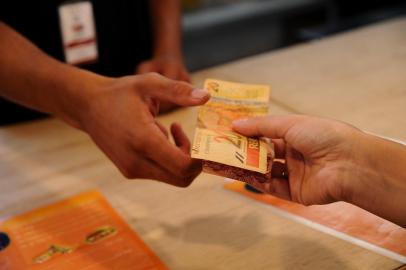  CAXIAS DO SUL, RS, BRASIL (28/02/2019)Comercios na Festa da Uva aceitam pagamentos em dinheiro. (Antonio Valiente/Agência RBS)