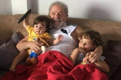 Lula com os netos, incluindo Arthur Lula da Silva, morto em 1 de março de 2019. Foto: Twitter/LulaOficial