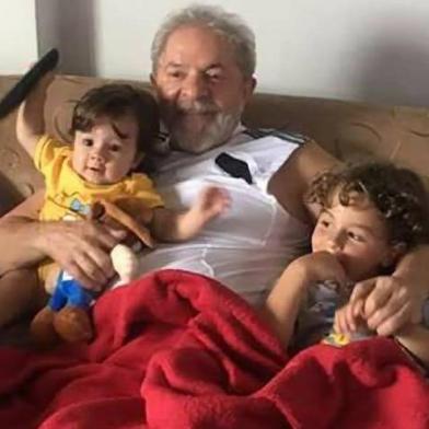 Lula com os netos, incluindo Arthur Lula da Silva, morto em 1 de março de 2019. Foto: Twitter/LulaOficial