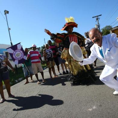  PORTO ALEGRE, RS, BRASIL, 01/03/2019- Encruzilhada do samba - Por não possuir quadra, a escola de samba Realeza, de Porto Alegre, faz seus ensaios na esquina entre as ruas Carlos de Laet e Carneiro Ribeiro, no Partenon. O local ficou conhecido como Encruzilhada do Samba. Na foto - Gilberto Leal de Aguiar, 68 anos (de branco, na frente de todos).(FOTOGRAFO: LAURO ALVES / AGENCIA RBS)