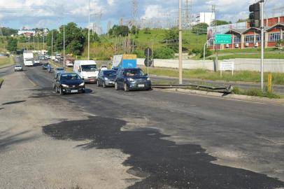  FARROUPILHA, RS, BRASIL, 01/03/2019. ERS-122 passa por tapa-buracos emergencial, na Serra, nesta sexta-feira. Com fornecimento de matéria-prima cortado devido à dívidas, Estado conseguiu parceria com a iniciativa privada. (Porthus Junior/Agência RBS)