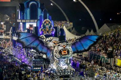 Primeira noite do Carnaval de São Paulo.View of the Imperio de Casa Verde samba school float during the first night of carnival in Sao Paulos Sambadrome, Brazil on March 1, 2019. (Photo by Miguel SCHINCARIOL / AFP)