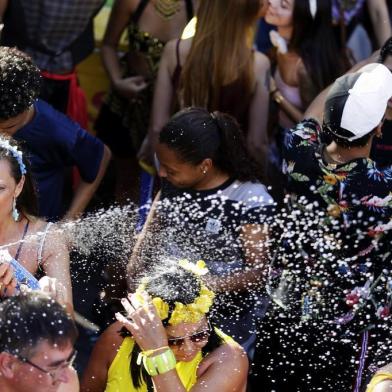 PORTO ALEGRE, RS, BRASIL, 02-03-2019: Foliões animados durante o Carnaval de Rua de Porto Alegre 2019 com a Banda DK e Panela do Samba, na rua da República, bairro Cidade Baixa. (Foto: Mateus Bruxel / Agência RBS)