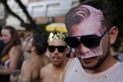 PORTO ALEGRE, RS, BRASIL, 02-03-2019: Folião com máscara com o rosto do ator Fabio Assunção. Bloco Banda DK e Panela do Samba animam Carnaval de Rua de Porto Alegre 2019 na rua da República, no bairro Cidade Baixa. (Foto: Mateus Bruxel / Agência RBS)